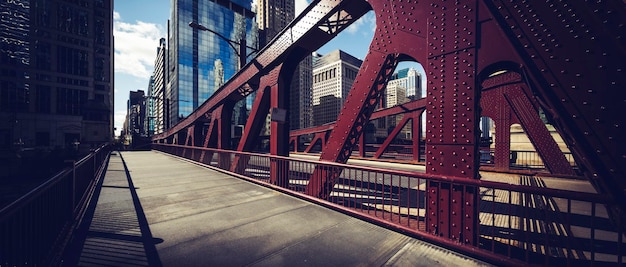 Bezpłatne zdjęcie panoramiczny widok na most i budynek w centrum chicago, usa