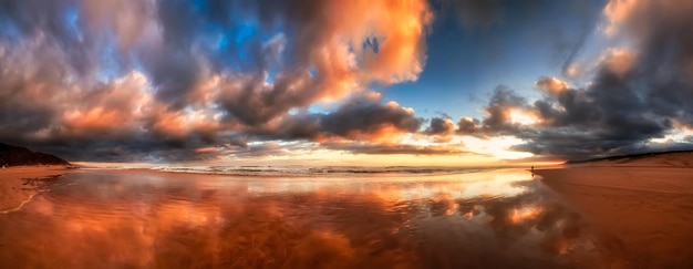 Panoramiczny widok na plażę podczas zachodu słońca