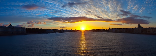 Panoramiczny widok na rzekę Neva w świcie
