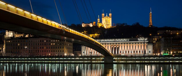 Panoramiczny widok na rzekę Saone nocą, Lyon.