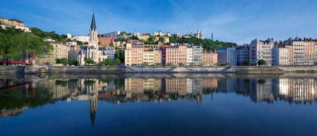 Panoramiczny widok na rzekę Saone w Lyonie, Francja