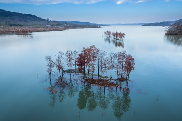 Panoramiczny widok na rzekę