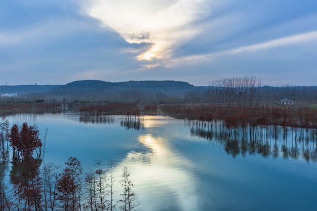 Panoramiczny widok na rzekę