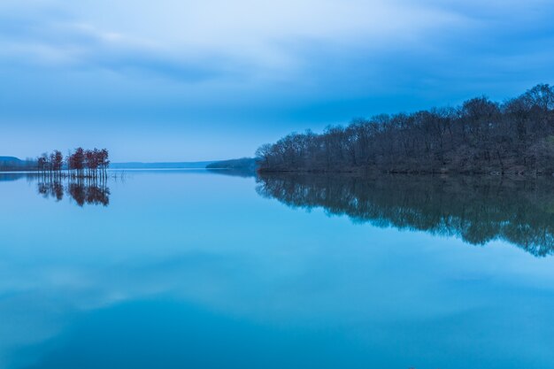 Panoramiczny widok na rzekę