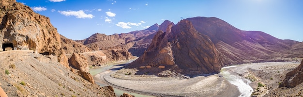 Bezpłatne zdjęcie panoramiczny widok na zakole rzeki w górach mid atlas w maroku