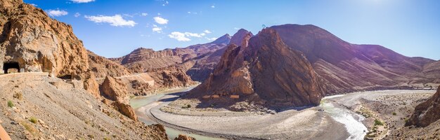 Panoramiczny widok na zakole rzeki w górach Mid Atlas w Maroku