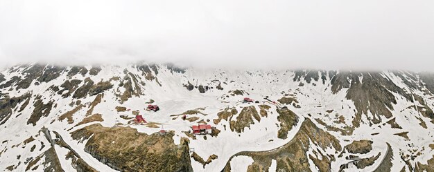 Panoramiczny widok z lotu ptaka na charakter trasy Transfogaraskiej w Rumunii