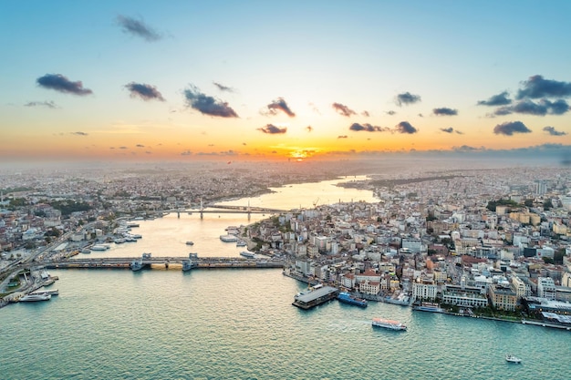 Bezpłatne zdjęcie panoramiczny widok z lotu ptaka na stambuł o zachodzie słońca turcja