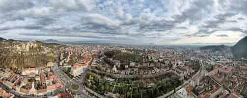 Bezpłatne zdjęcie panoramiczny widok z lotu ptaka na stare centrum braszowa w rumunii