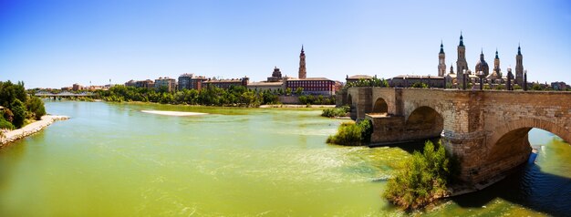 Panoramiczny widok z rzeki Ebro. Zaragoza