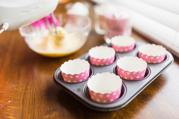 Bezpłatne zdjęcie papierowe kubki na muffiny