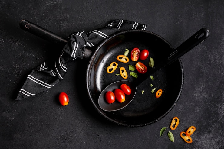 Bezpłatny plik Zdjęcie papryka chili i pomidory w czarnej patelni leżą płasko
