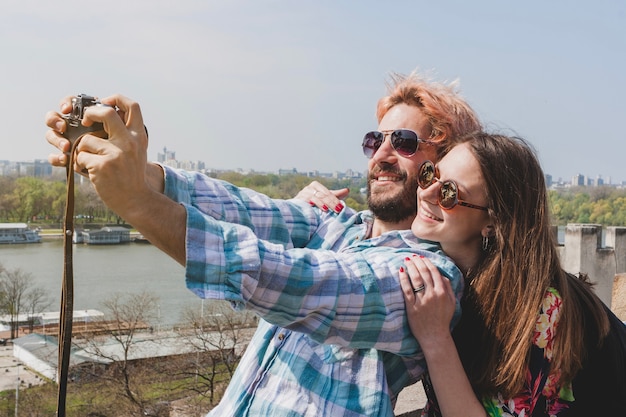 Para biorąc selfie