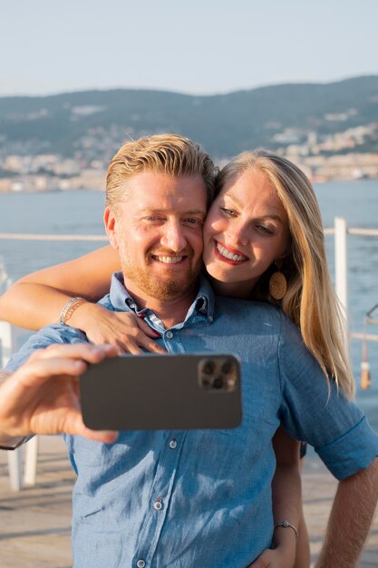 Bezpłatne zdjęcie para buźek ze średnim strzałem robi selfie