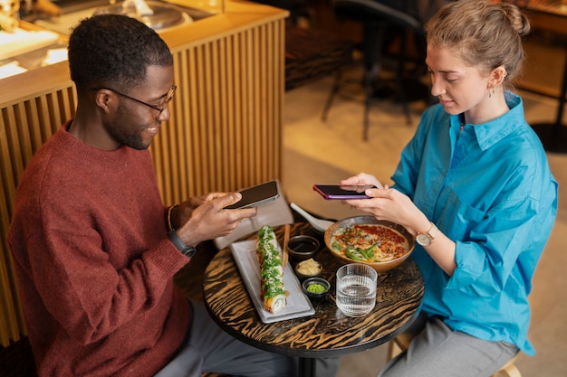 Bezpłatne zdjęcie para ciesząca się jedzeniem w restauracji?