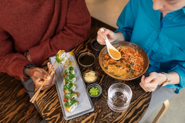 Bezpłatne zdjęcie para ciesząca się jedzeniem w restauracji?