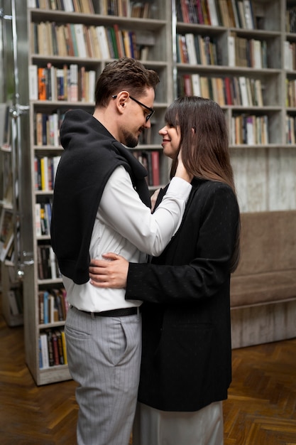 Para ciesząca się randką w księgarni