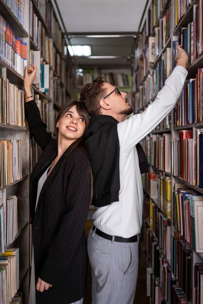 Para ciesząca się randką w księgarni