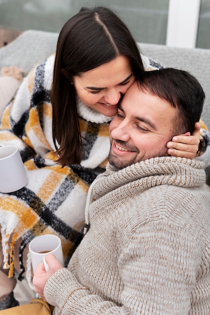 Bezpłatne zdjęcie para ciesząca się zimowym domowym stylem życia
