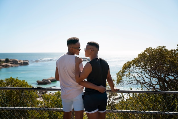 Bezpłatne zdjęcie para gejów na plaży