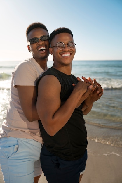 Para gejów na plaży