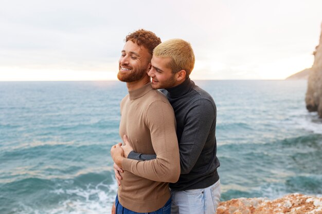 Para gejów spędza razem czas na plaży