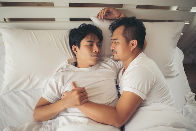 Para gejów uwielbiam czas na łóżku