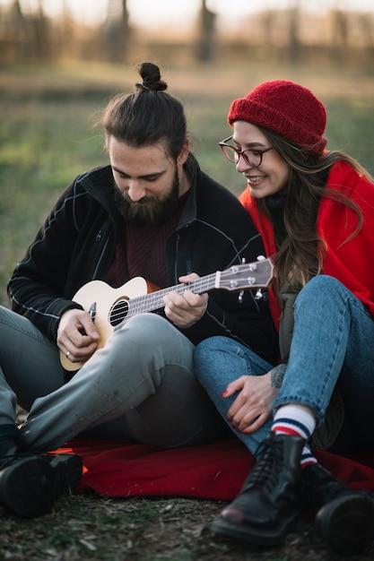 Bezpłatne zdjęcie para gra na gitarze