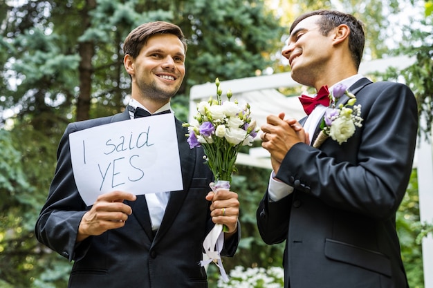 Para homoseksualna świętująca własny ślub - para lbgt na ceremonii ślubnej, koncepcje dotyczące inkluzywności, społeczności lgbtq i równości społecznej