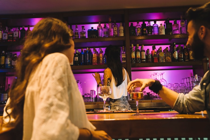 Bezpłatny plik Zdjęcie para i barman