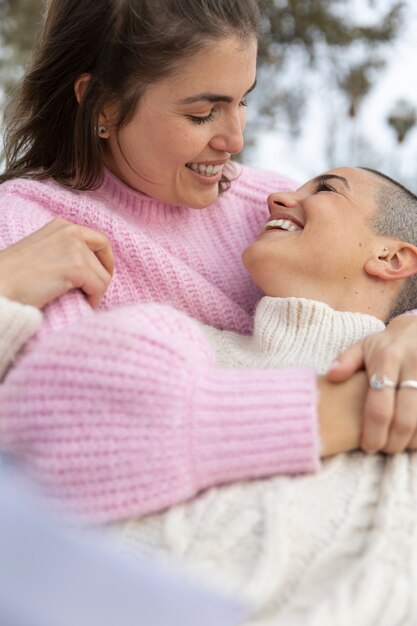 Bezpłatne zdjęcie para lesbijek bawi się razem