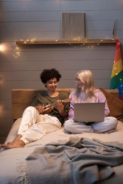 Para lesbijek patrząca na laptopa