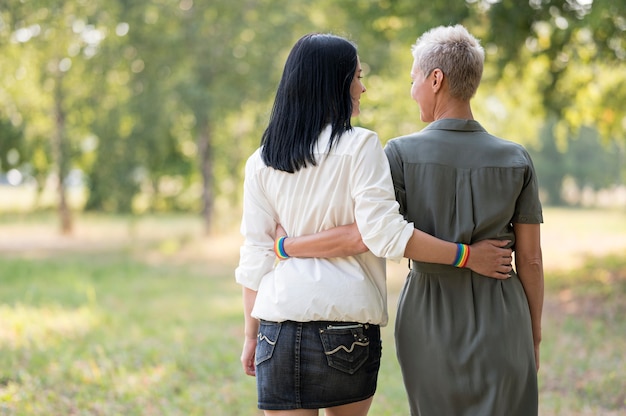 Para lesbijek przytulanie na świeżym powietrzu