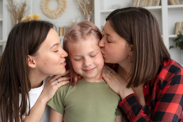 Para lesbijek spędzająca czas z córką w domu