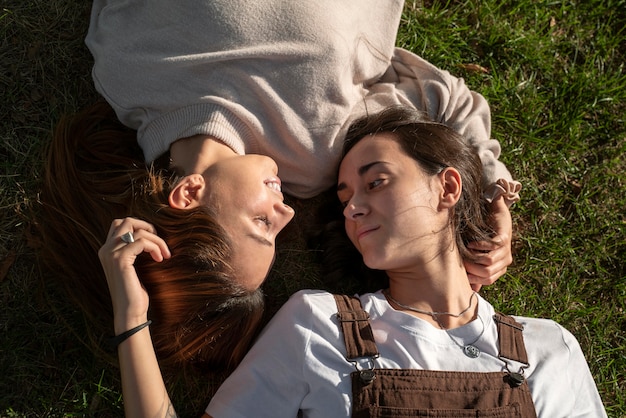 Bezpłatne zdjęcie para lesbijek spędzająca razem czas na świeżym powietrzu
