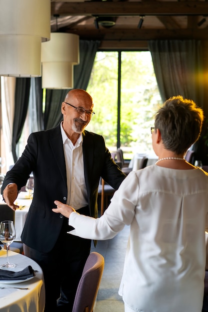 Bezpłatne zdjęcie para ma randkę razem w luksusowej restauracji