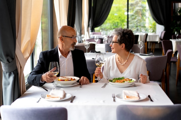 Bezpłatne zdjęcie para ma randkę razem w luksusowej restauracji