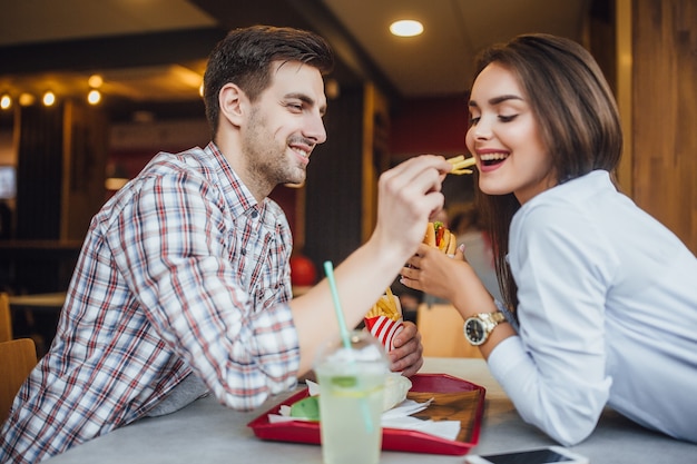 Para Młodych Kochanków Bawi Się W Restauracji Typu Fast Food