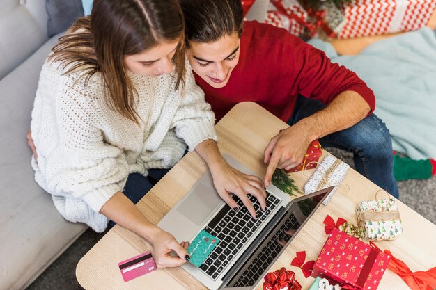 Para patrząc na ekran laptopa