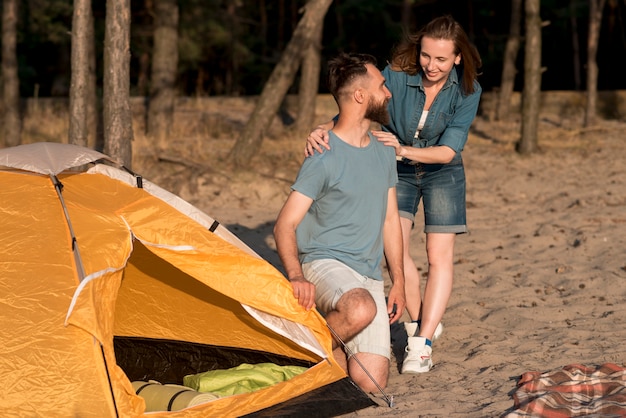 Bezpłatne zdjęcie para patrząc na siebie przez namiot