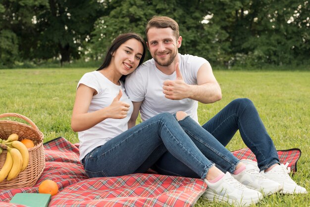 Para pozuje na koc piknikowy