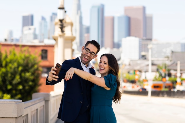 Para robi selfie razem na świeżym powietrzu z pierścionkiem zaręczynowym