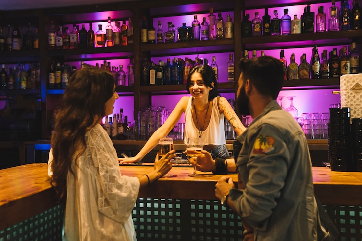 Bezpłatny plik Zdjęcie para rozmawia z barmanem