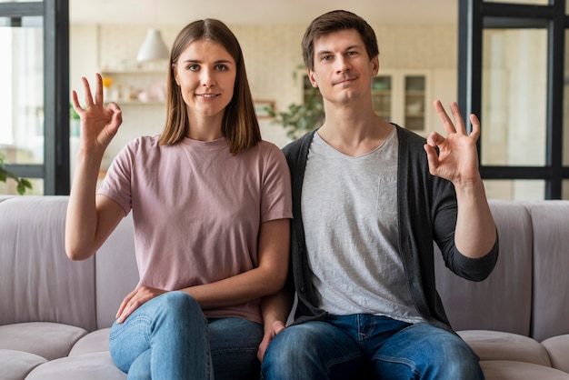Bezpłatne zdjęcie para rozmawia za pomocą języka migowego