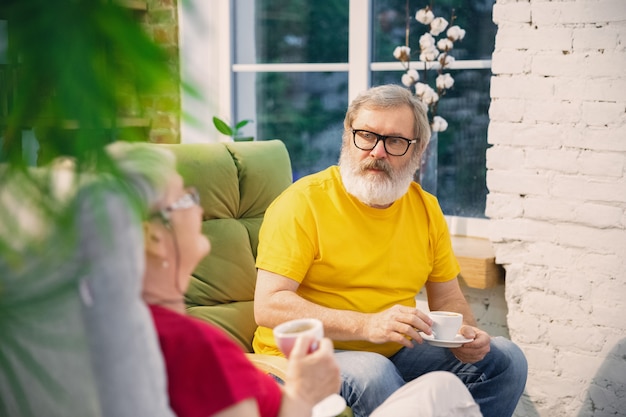 Para seniorów uśmiecha się spędzać czas razem