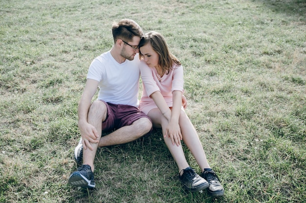 Para siedzi na trawniku z miłością