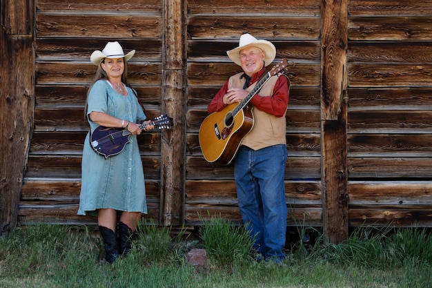 Bezpłatne zdjęcie para śpiewa razem muzykę country