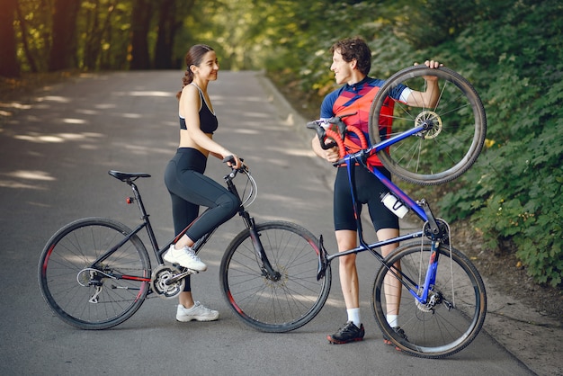 Bezpłatne zdjęcie para sportowa na rowerach w letnim lesie