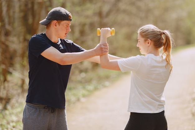 Para sportowa trenuje w letnim lesie