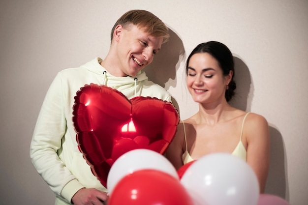 Para świętująca Walentynki Z Balonami